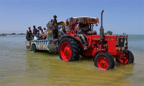 Tractor-trolley in Pakistan falls into canal, killing 10